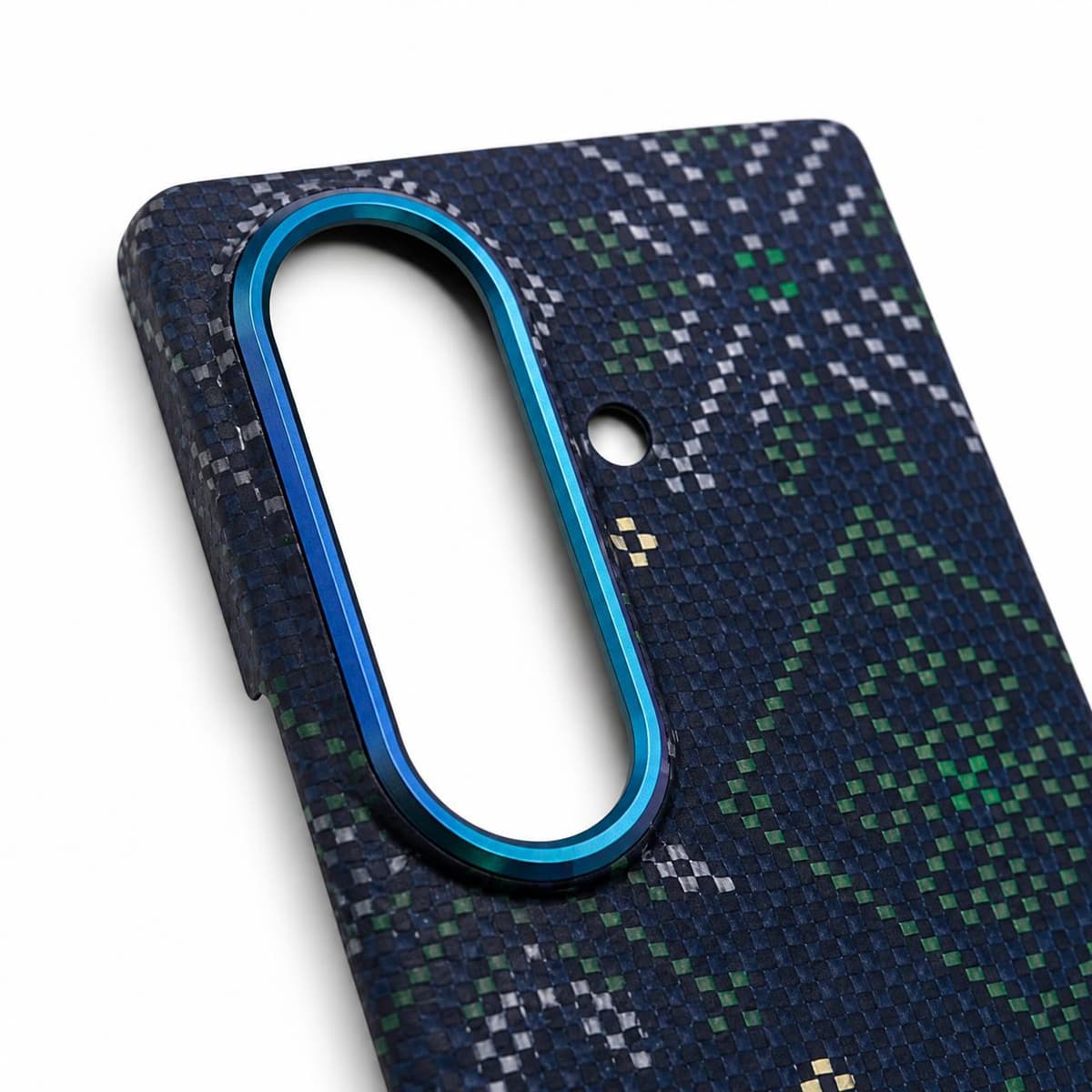 كفر كاربون فايبر Galaxy Z Fold8 Ultra نقشة هندسية زرقاء وخضراء — تفاصيل حلقة الكاميرا