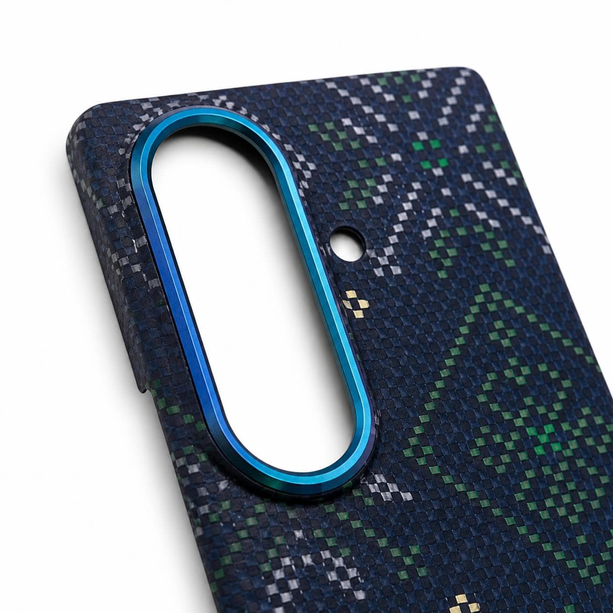 كفر كاربون فايبر Galaxy Z Fold8 Ultra نقشة هندسية زرقاء وخضراء — تفاصيل حلقة الكاميرا