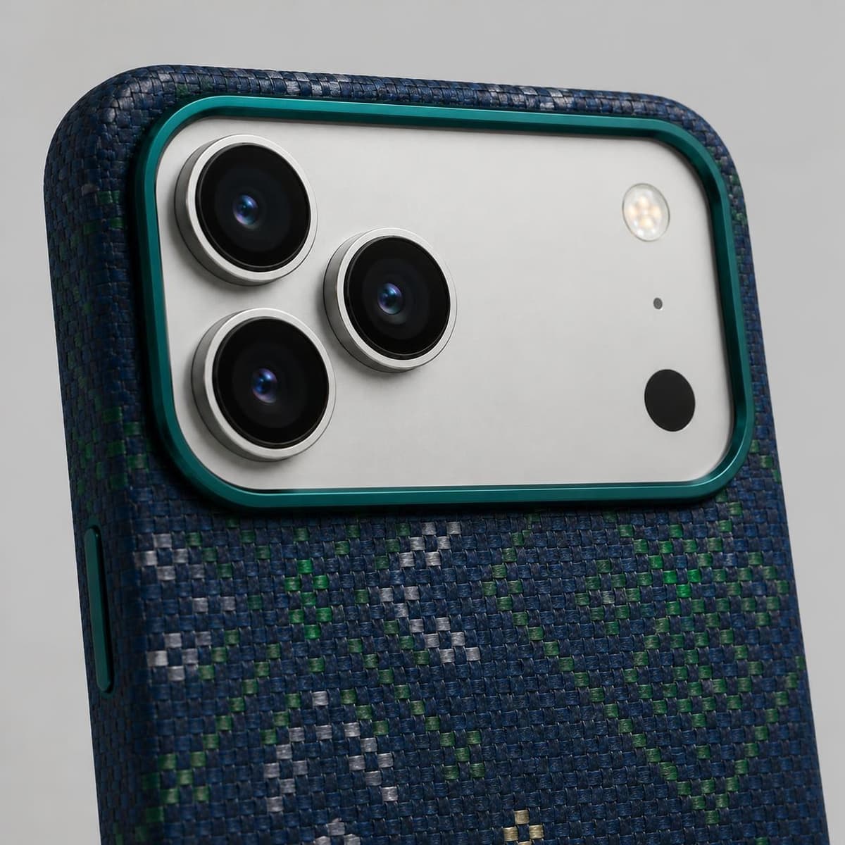 كفر كاربون فايبر لهاتف iPhone 18 Pro — نقشة هندسية زرقاء وخضراء