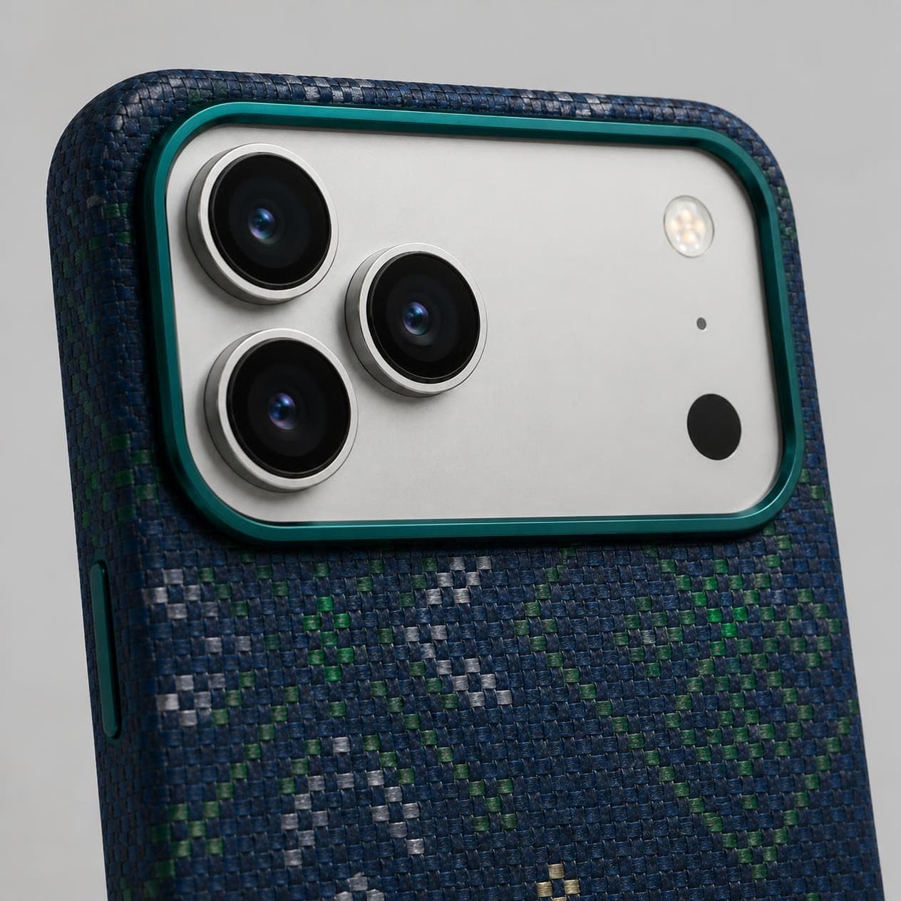 كفر كاربون فايبر لهاتف iPhone 18 Pro — نقشة هندسية زرقاء وخضراء