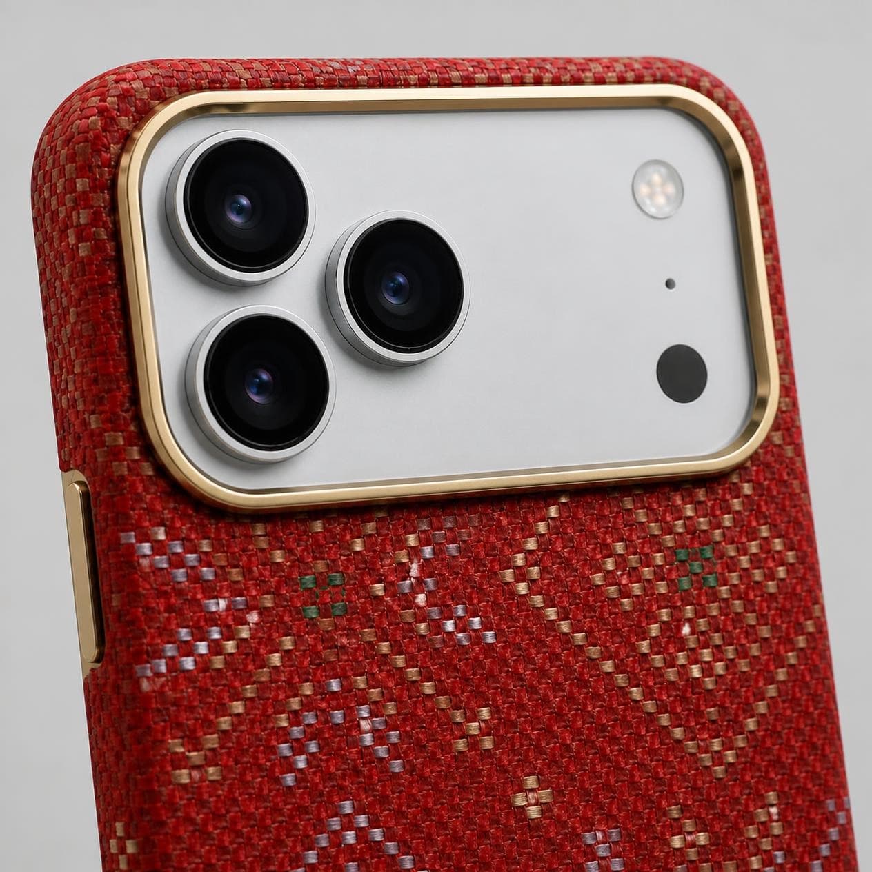 كفر كاربون فايبر لهاتف iPhone 18 Pro Max — نقشة هندسية حمراء بحامل عند إطار الكاميرا