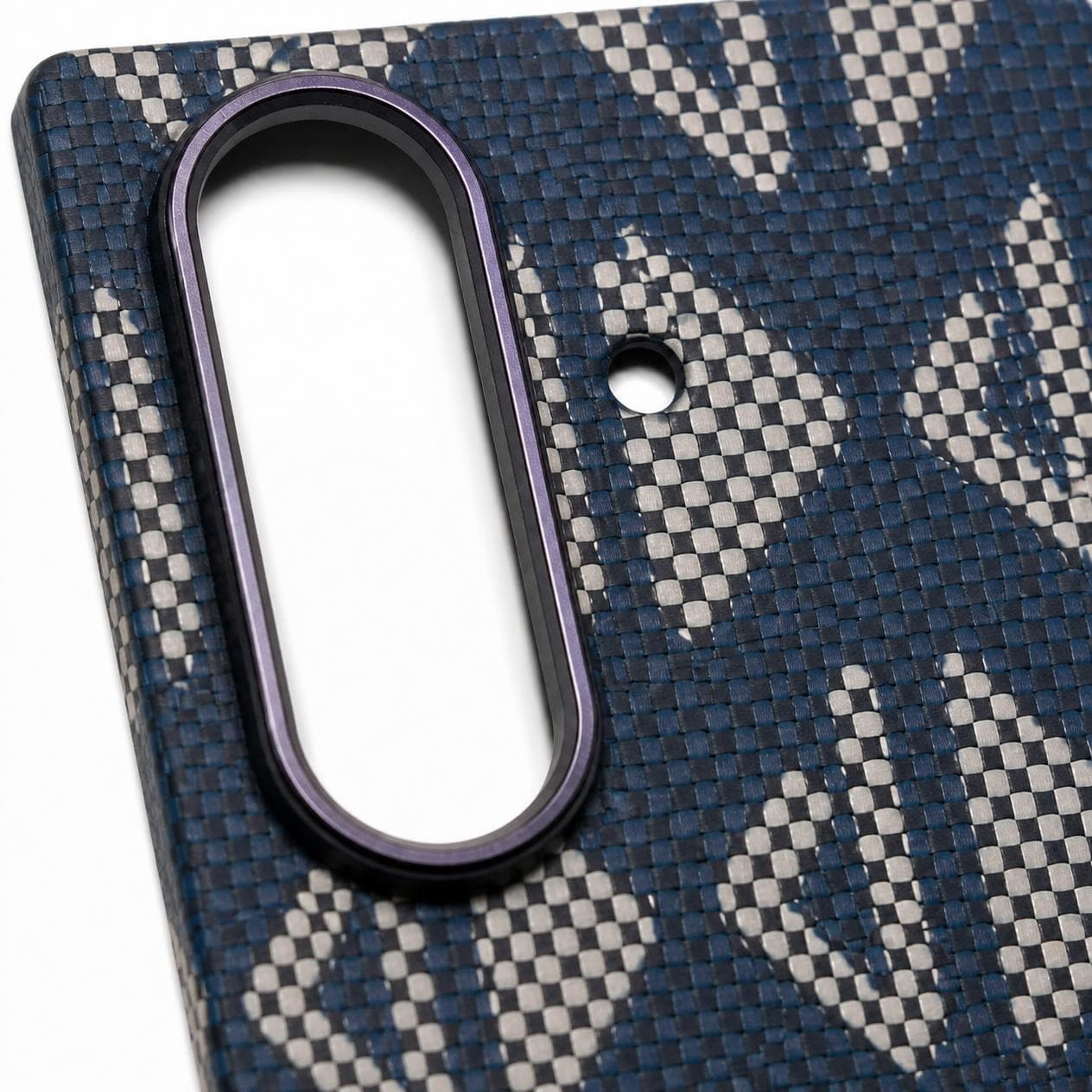 كفر كاربون فايبر لهاتف Galaxy Z Fold7 — نقشة هندسية كحلي وفضي — تفاصيل إطار الكاميرا
