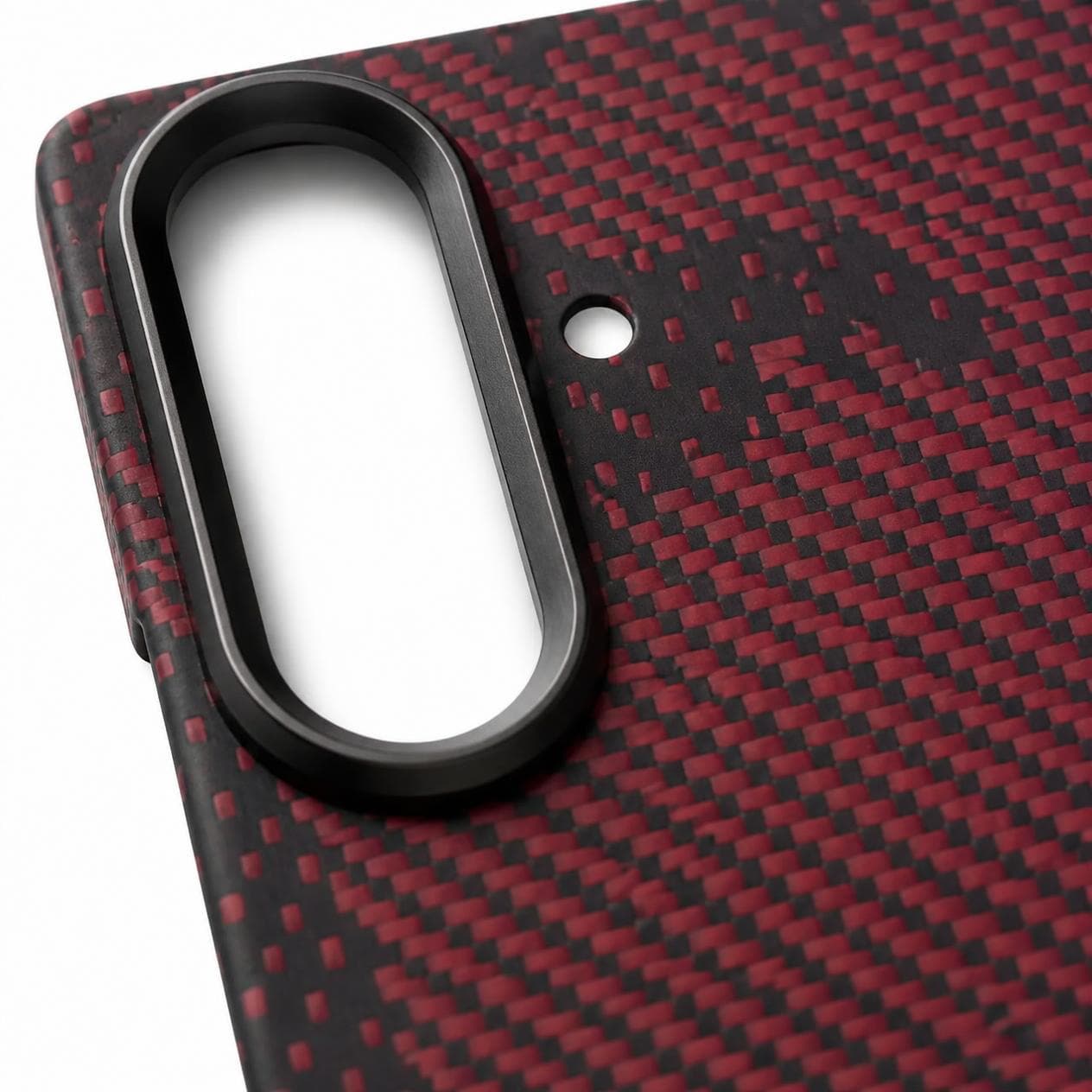 كفر لهاتف Galaxy Z Fold7 — نقشة حلزونية حمراء — تفاصيل فتحة الكاميرا