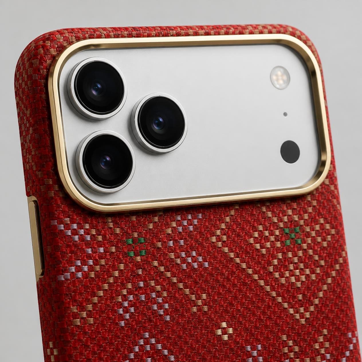 كفر كاربون فايبر لهاتف iPhone 18 Pro — نقشة هندسية حمراء بحامل عند إطار الكاميرا